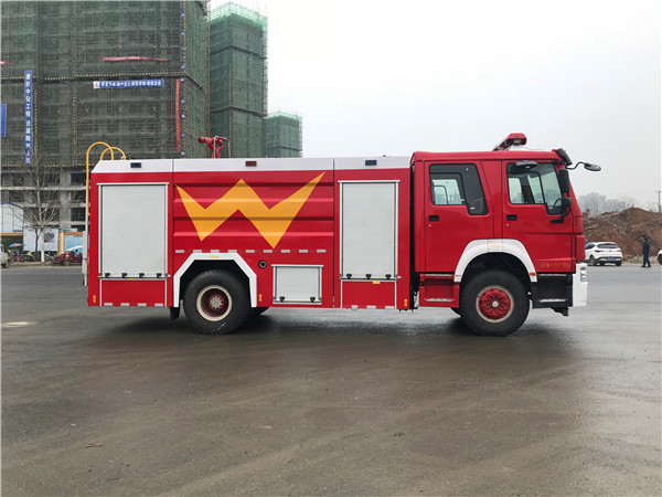 8噸豪沃單橋泡沫消防車(chē)