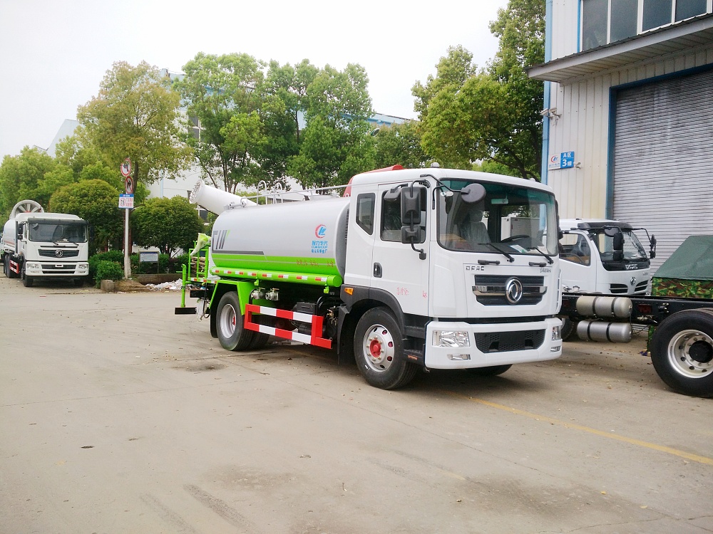 東風(fēng)多利卡D9灑水霧炮車(chē)國(guó)六14立方/30-40米霧炮